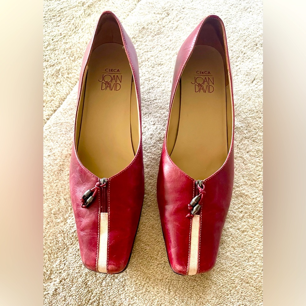 Gorgeous Joan & David kitten heels. Size 9.5